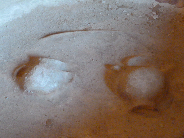 Au fond du bénitier, deux amphores sculptées