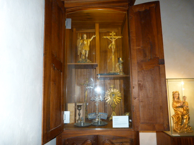 Statue et divers objets d'église