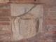 Détail de la fontaine au blason