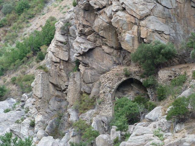 Les vestiges de l'aqueduc de Roqua Colomera