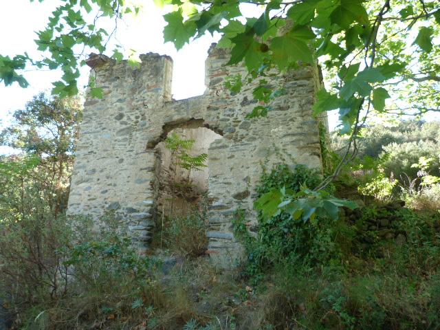 Ruine près de la chapelle